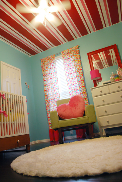 déco-contemporaine-rayure-plafond-blanc-rose-rouge-largeurs-chambre-bébé