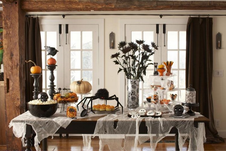 décoration Halloween facile -table-deco-toiles-araignees-tissu-citrouilles-biscuits-thematiques