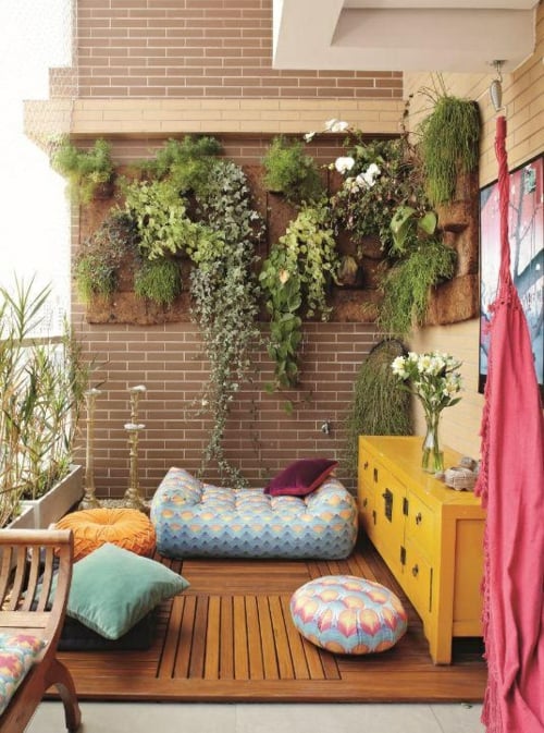 décoration du balcon pots-fleurs-accrochés-plancher-mobilier-bois