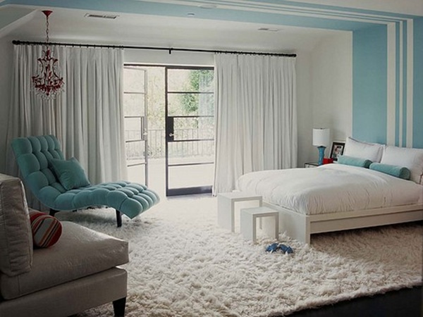 décoration-chambre-contemporaine-rayure-plafond-murs-blanc-bleu-pastel