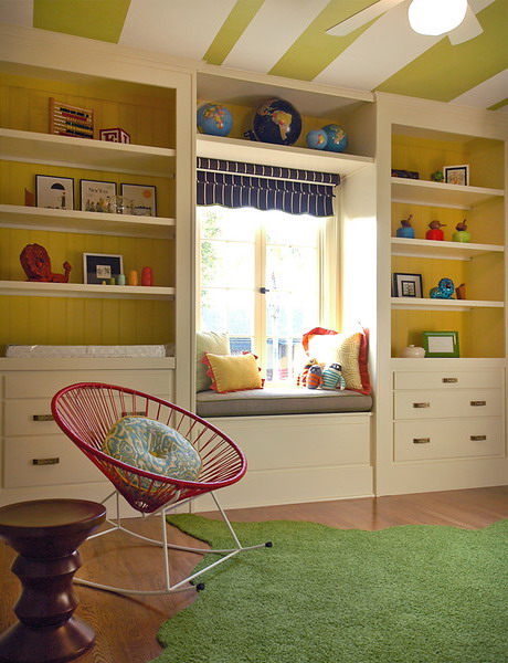 décoration-chambre-enfant-contemporaine-rayure-plafond-blanc-vert-amande