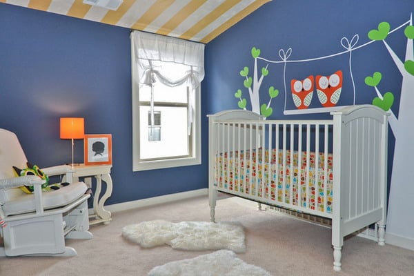 décoration contemporaine rayure-plafond-beige-blanc-chambre-bébé