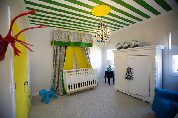 décoration contemporaine rayure-plafond-vert-blanc-chambre-bébé