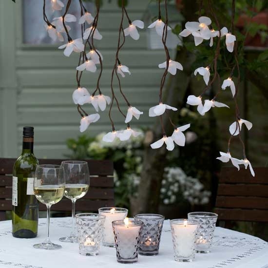 décoration de jardin guirlandes-transformées-fleurs-blanches