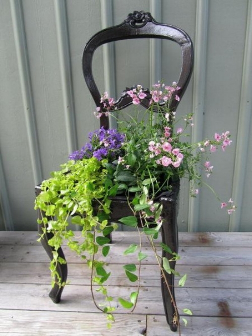 décoration-jardin-chaise-bois-plantes Idées déco de jardin