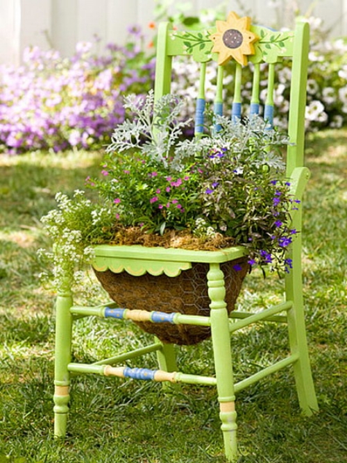 décoration-jardin-chaise-bois-vert-plantes
