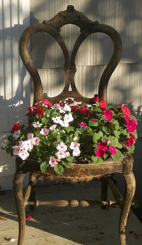 Idées déco de jardin décoration-jardin-chaise-vieille-pétunias