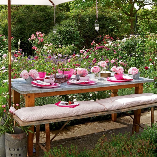 décoration de jardin garden-party-estivale-parasol-fleurs