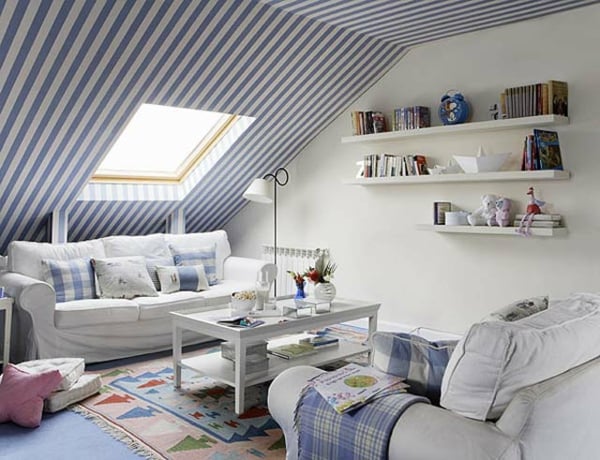 décoration-maison-contemporaine-rayure-mur-incliné-plafond-blanc-denim-clair