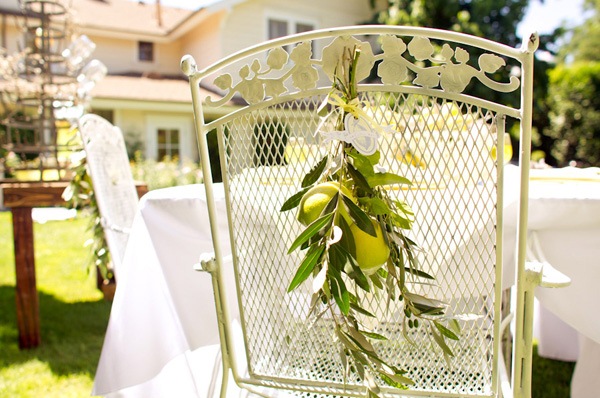 décoration de mariage branches-citrons-accrochées-dos-chaises
