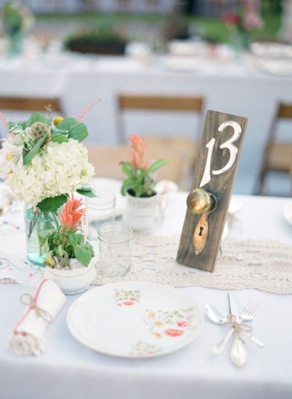 décoration-mariage-bricolage-anciens-boutons-portes-vintage-carte-nobre-table