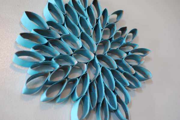 décoration-murale-DIY-rouleau-papier-fleur-bleue