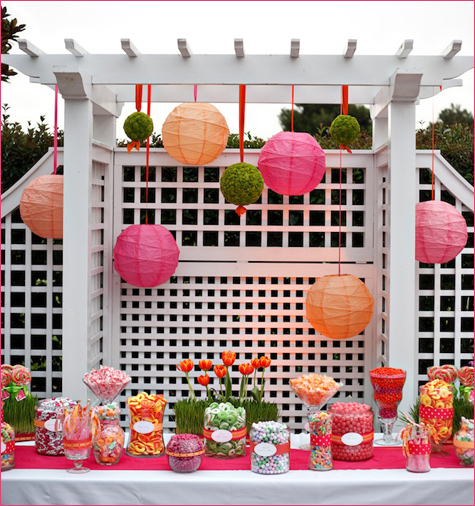 décoration-table-mariage-fleurs-pergola-lanternes-papier-couleurs