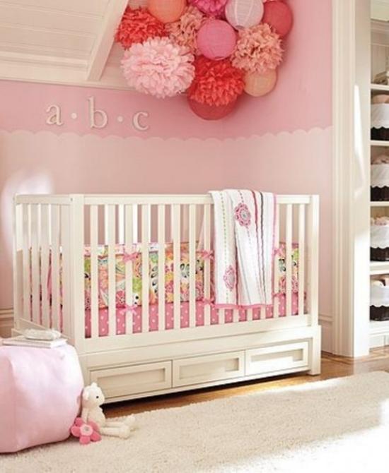 decoration pour une chambre de bebe en-pompons