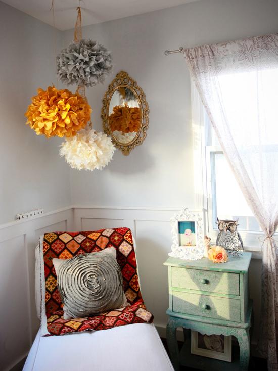 decoration pour une chambre de bebe pompons-orange-creme
