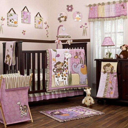 design-chambre-bébé-fille-animaux-lilas-rose-marron