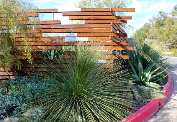 design-clôture-asymétrique-jardin clôture de jardin