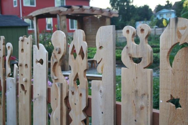 design-clôture-jardin-bois-visages-ludique