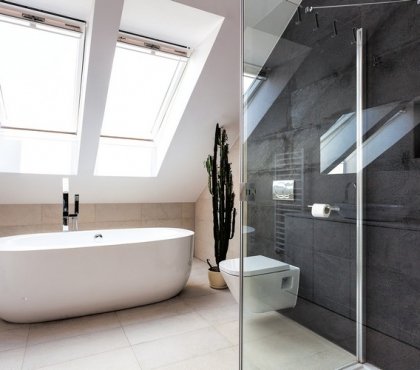 design-de-la-salle-de-bain-carrelage-noir-blanc-baignoire-ilot-cabine-douche