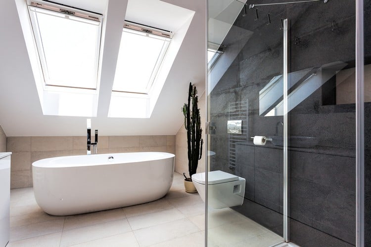 design-de-la-salle-de-bain-carrelage-noir-blanc-baignoire-ilot-cabine-douche