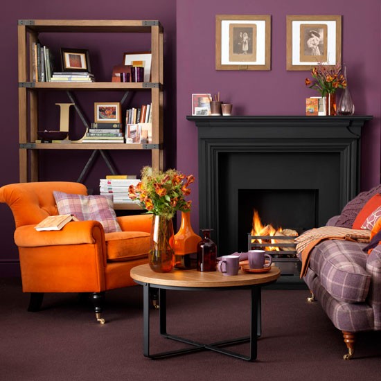 design-décoration-salon-rétro-couleur-prune-accents-oranges