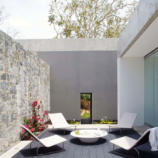 design-minimaliste-chaises-de-jardin-blanc-lys-revêtement-de-sol-gris