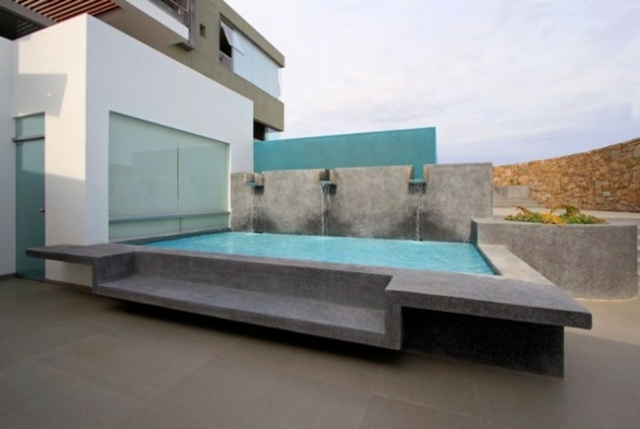 design-piscine-cascade-hors-sol piscine extérieure