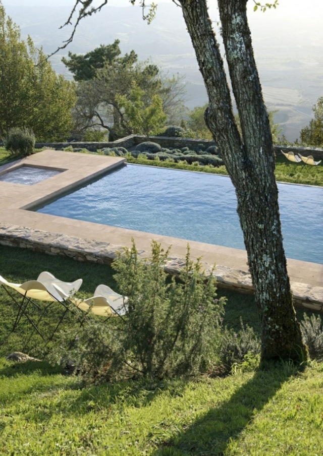 design-piscine-creusée-jardin-rectangulaire piscine extérieure