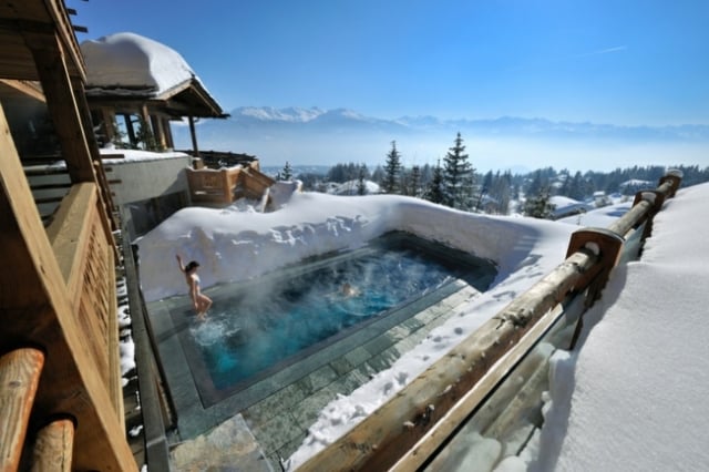 design-piscine-eau-chaude-hiver piscine extérieure