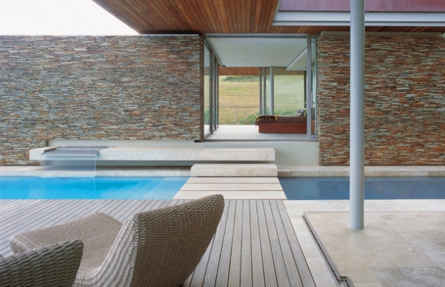 design-piscine-grande-jardin-large piscine extérieure