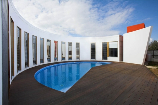 design-piscine-jardin-forme-demi-lune piscine extérieure