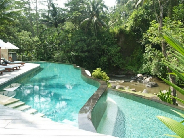 design-piscine-jardin-grande-deux-niveaux piscine extérieure