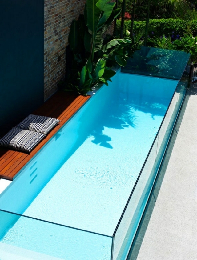 design-piscine-jardin-verre-banc-bois