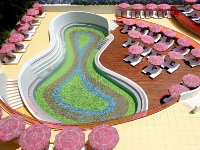 design-piscine-terrasse-forme-huit