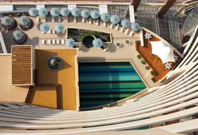 design-piscine-terrasse-luxueuse-relaxation