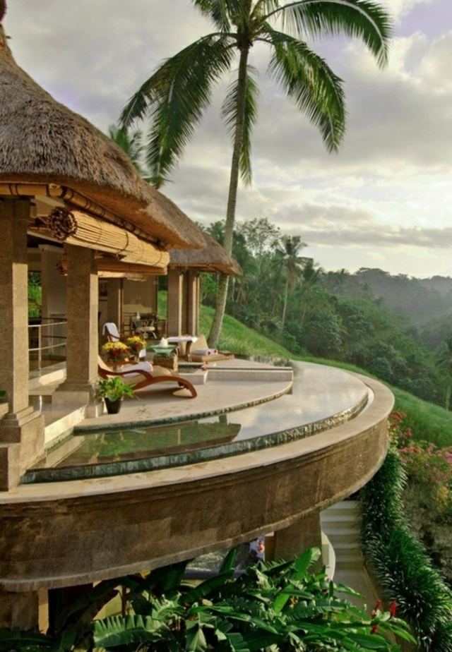 design-piscine-étroite-idée-terrasse piscine extérieure