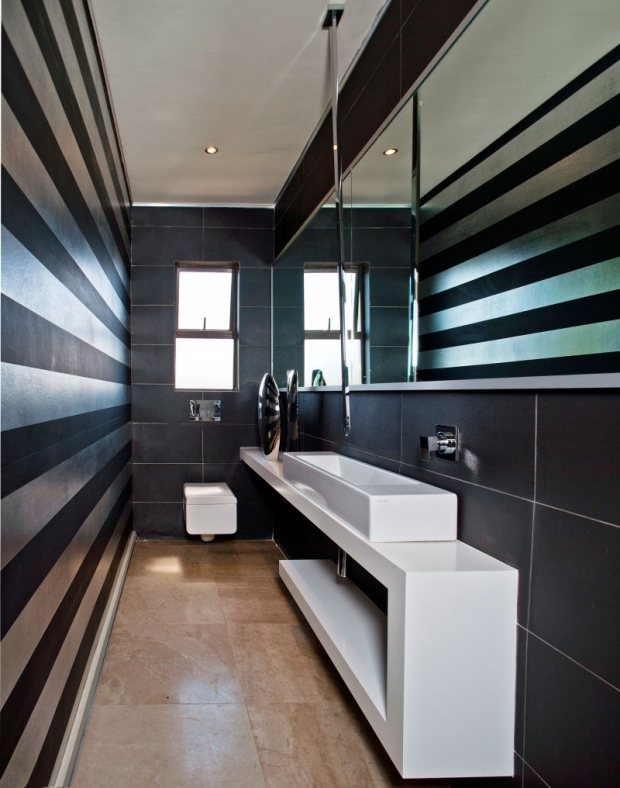 design-salle-bain-étroite-style-graphique-rayure-murale-horizontale