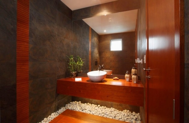 design-salle-bain-exotique-galets-pierre-bois-vasque-porcelaine