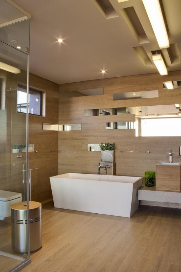 design de la salle de bain moderne-formes-géométriques-bois-clair-baignoire-rectangulaire