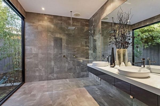 design-salle-bain-moderne-pierre-douche-italienne-double-vasque