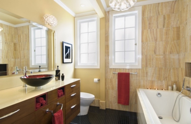 design de la salle de bain murs-grès-beige-vasque-verre-amarante