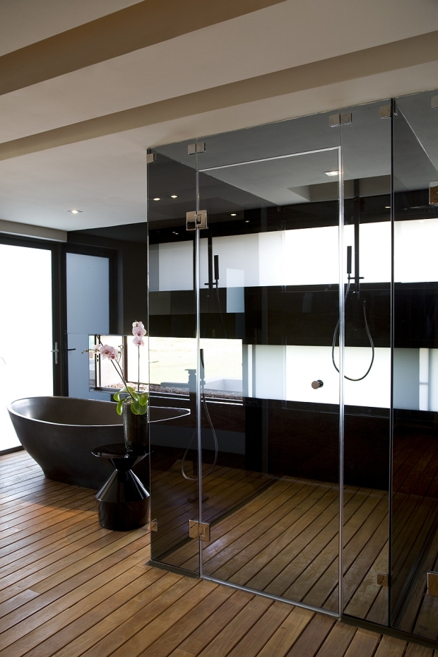 design de la salle de bain style-graphique-accent-revêtement-sol-bois