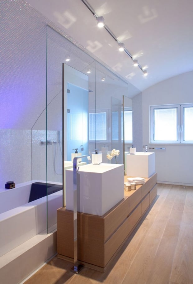 design de la salle bain style-moderne-bois-clair-blanc-plafonnier-orientable