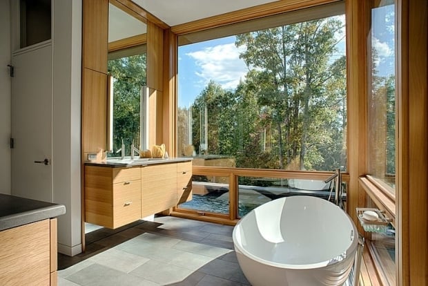 design de la salle de bain style-scandinave-bois-clair-blanc-baignoire-sabot