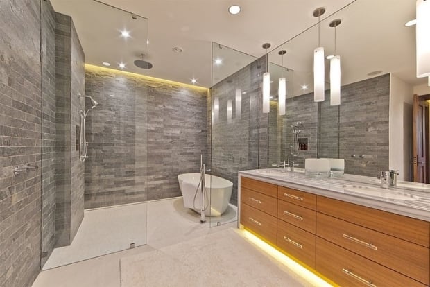 design-salle-bain-verre-matériaux-naturels-revêtement-pierre-mobilier-bois