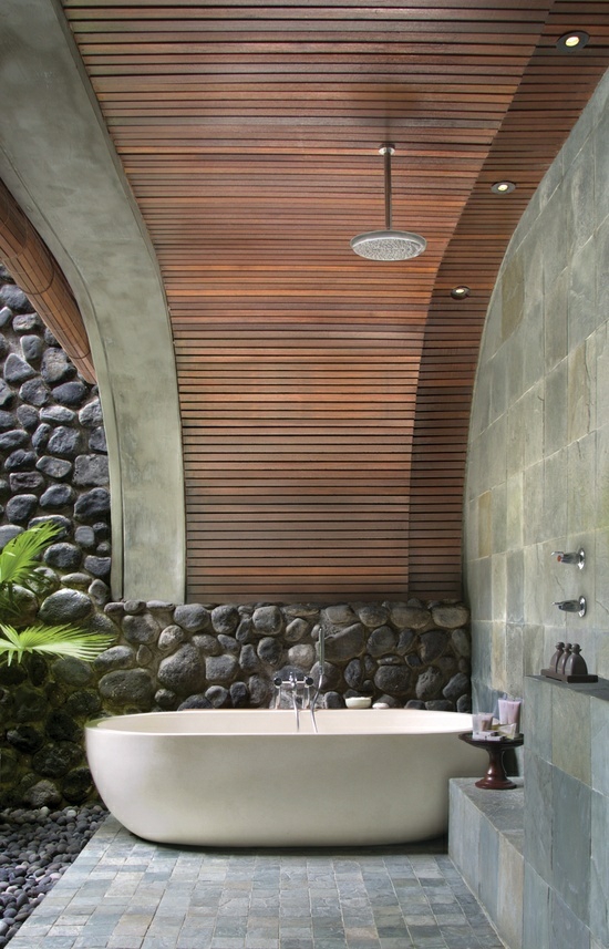 design-salle-de-bains-moderne-baignoire-ilot-revêtement-mur-pièrre