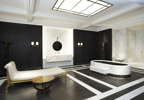design-salle-de-bains-moderne-contraste-noir-blanc-baignoire-îlot