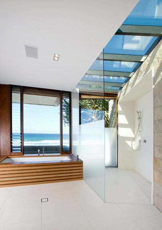 design-salle-de-bains-moderne-plafond-en-pente-bleu