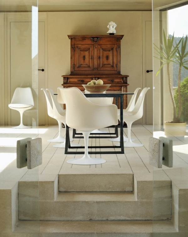design-salle-à-manger-moderne-chaises-blanches-style-rustique-commode-bois