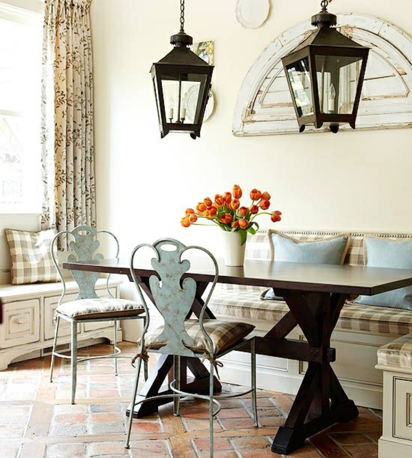 design-salle-à-manger-moderne-chaises-metal-table-à-manger-bois